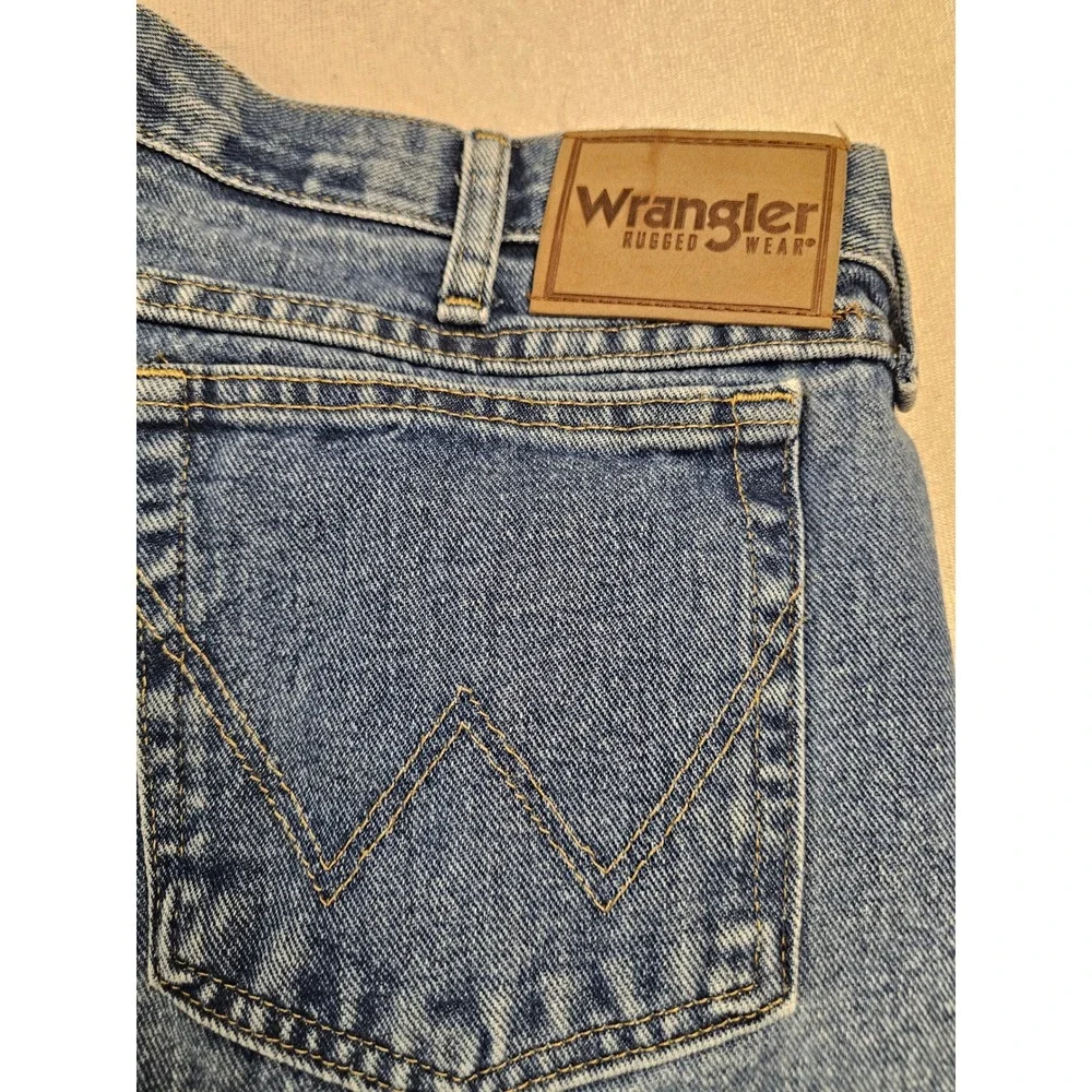 Wrangler Rugged Wear Relaxed Fit Straight Leg Jeans‎ Medium Wash Blue 34x30